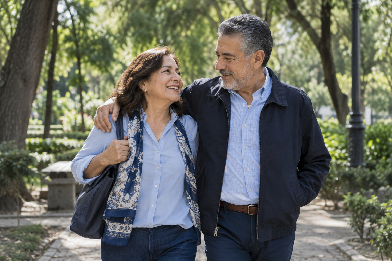 Pareja adulta disfrutando una caminata juntos en un parque